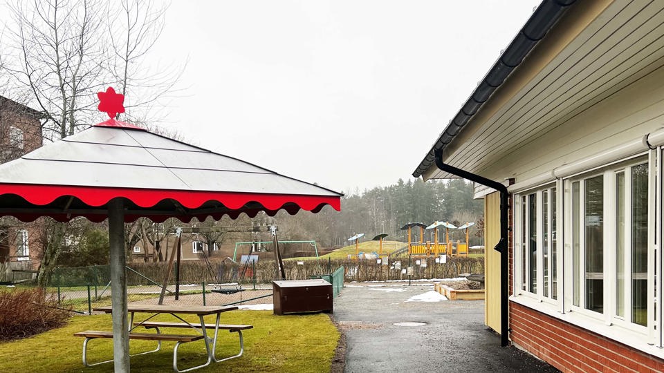 Förskolegård med lekutrustning