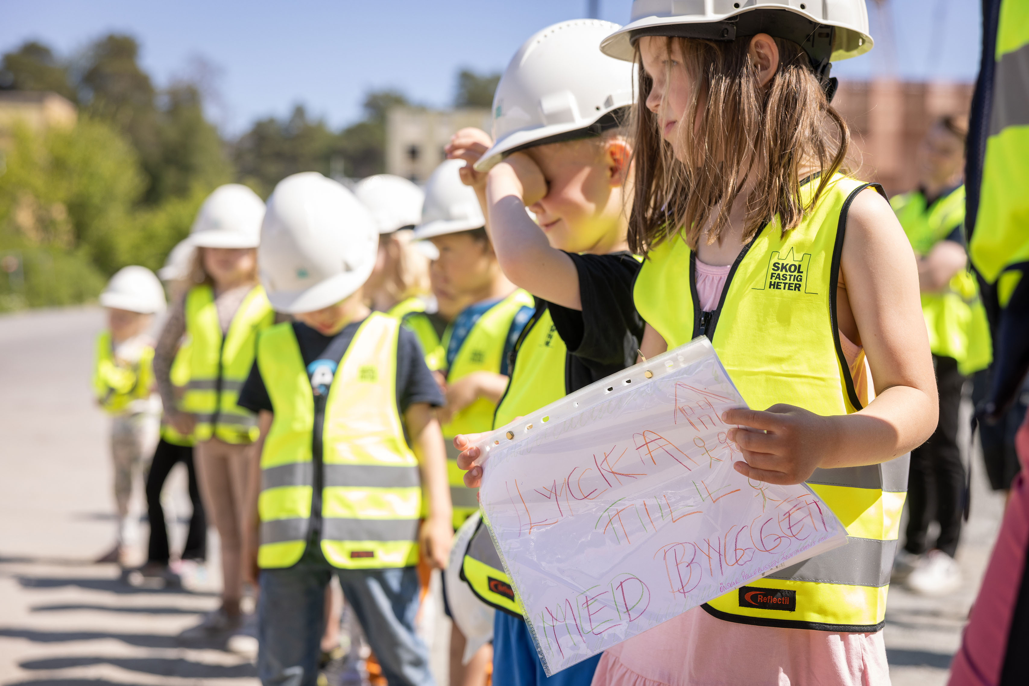 Bild på förskoleklassare från Rullande Förskolan Pellebussen vid spadtaget för Stadsskogens förskola