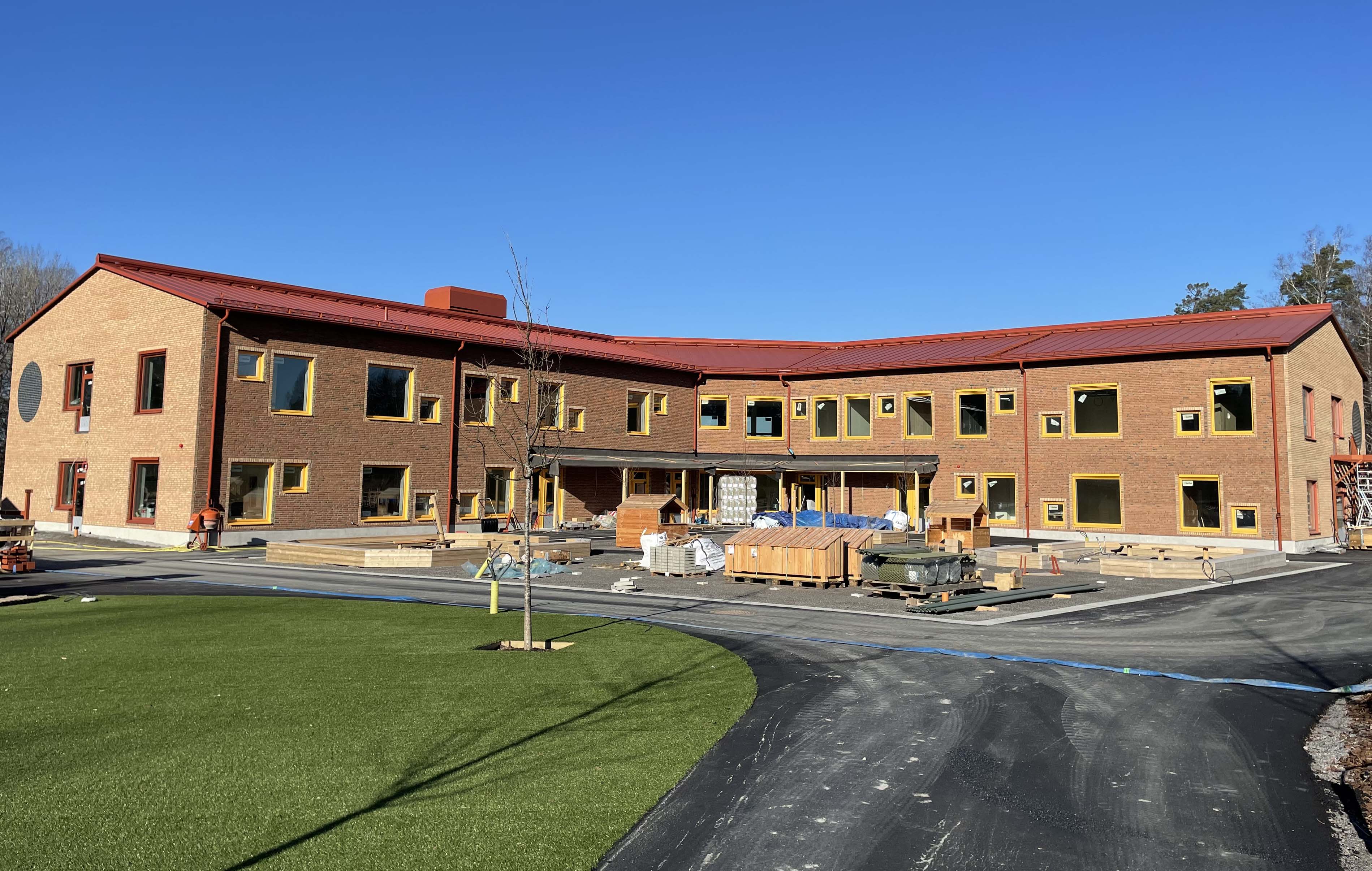 Förskola i tegel som är under uppbyggnad.