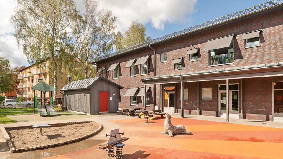 Jarlaparkens Förskolans byggnad och skolgård