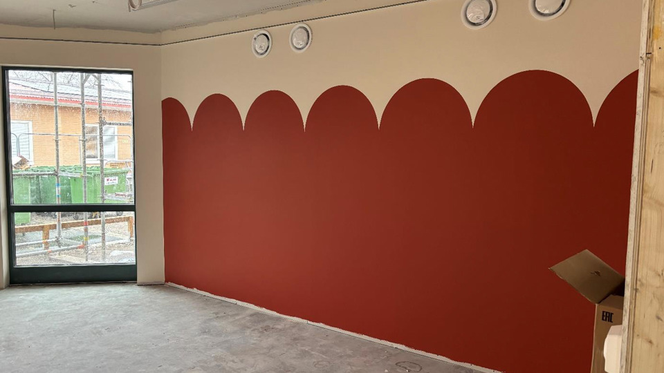 Nymålad vägg i renoverad skola.