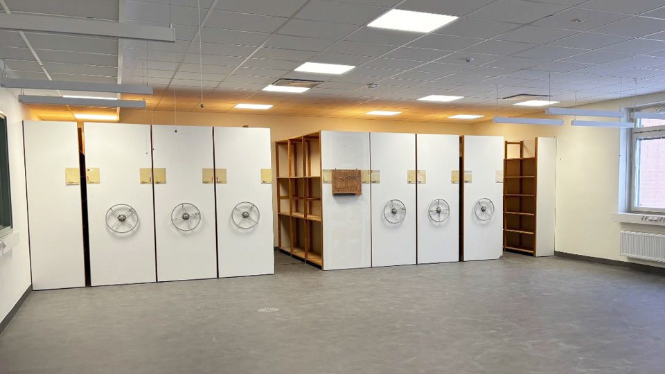 Nya förvaringsutrymmen i nyrenoverad skola. 