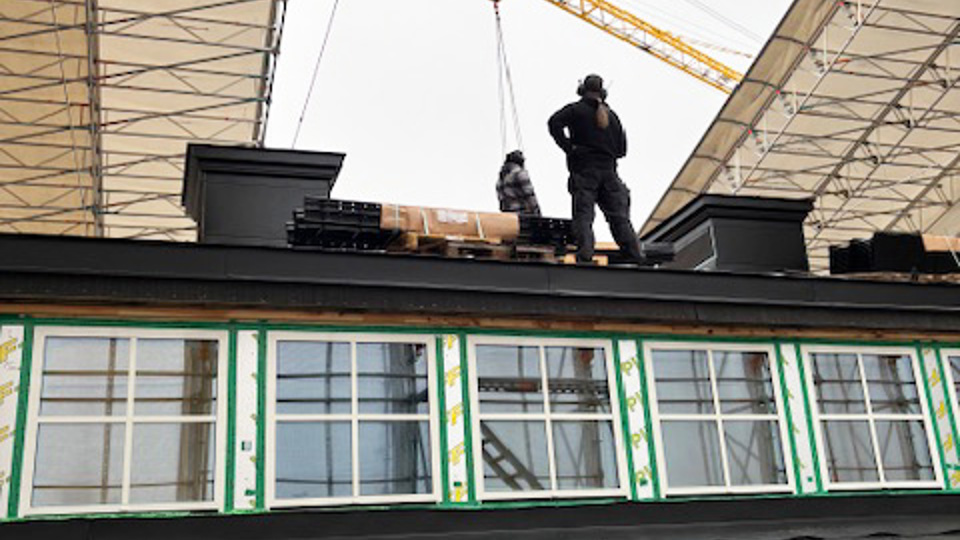 Pågående takrenovering av gammal sekelskiftesskola.