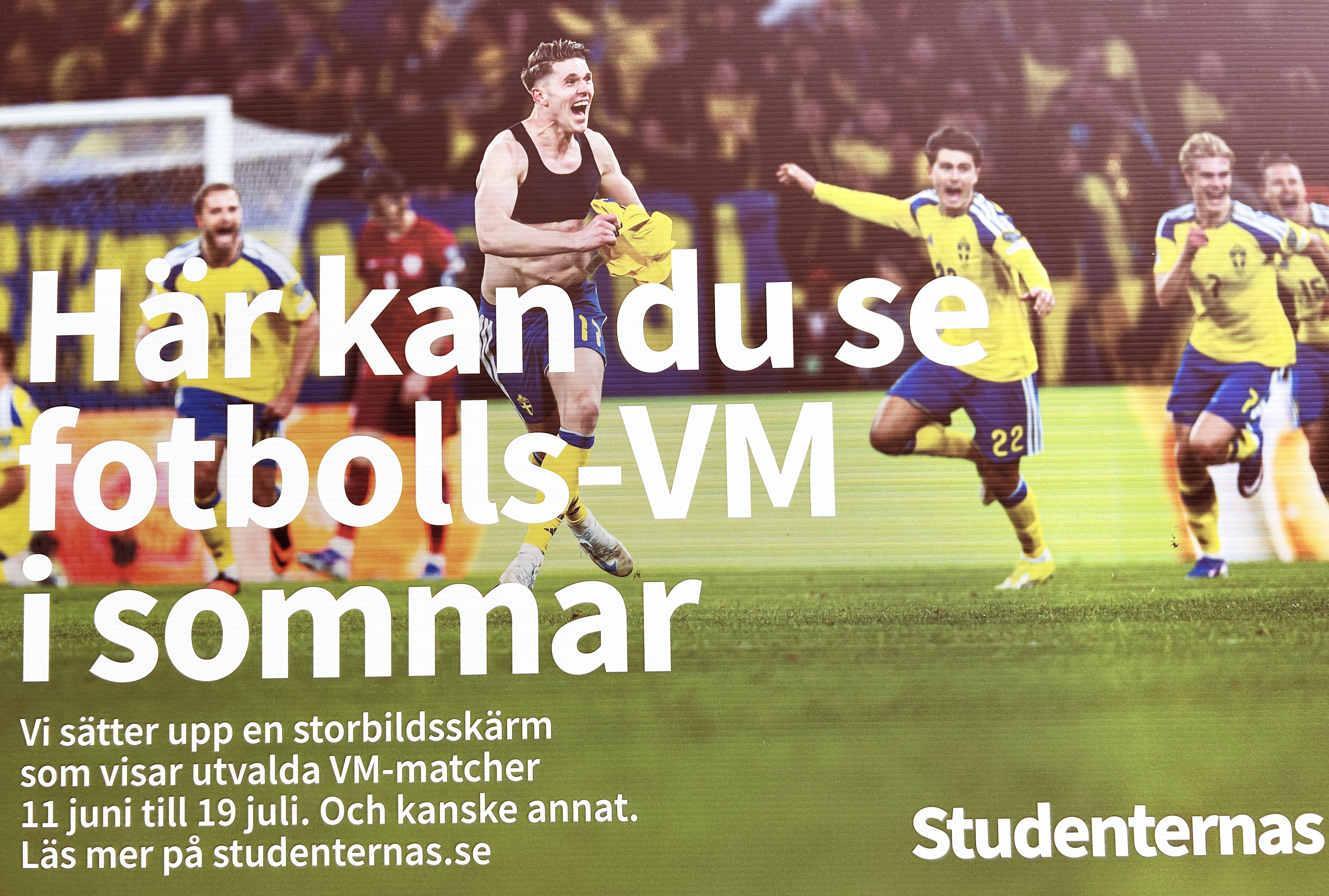Affisch med svenska fotbollsspelare som firar ett mål.