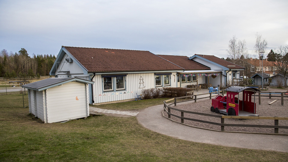 Kojans förskolas skolgård och vita byggnad 