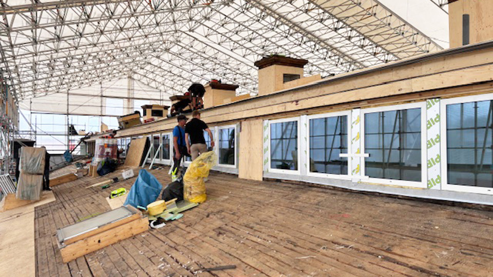 Pågående takrenovering av gammal sekelskiftesskola.