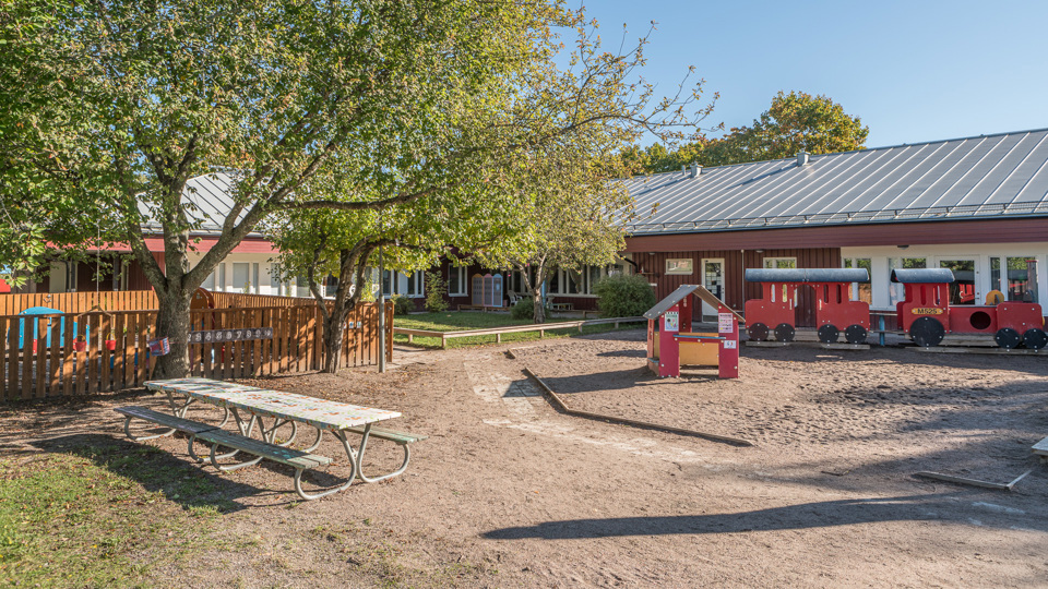 Astrakanens förskolas byggnad och skolgård.