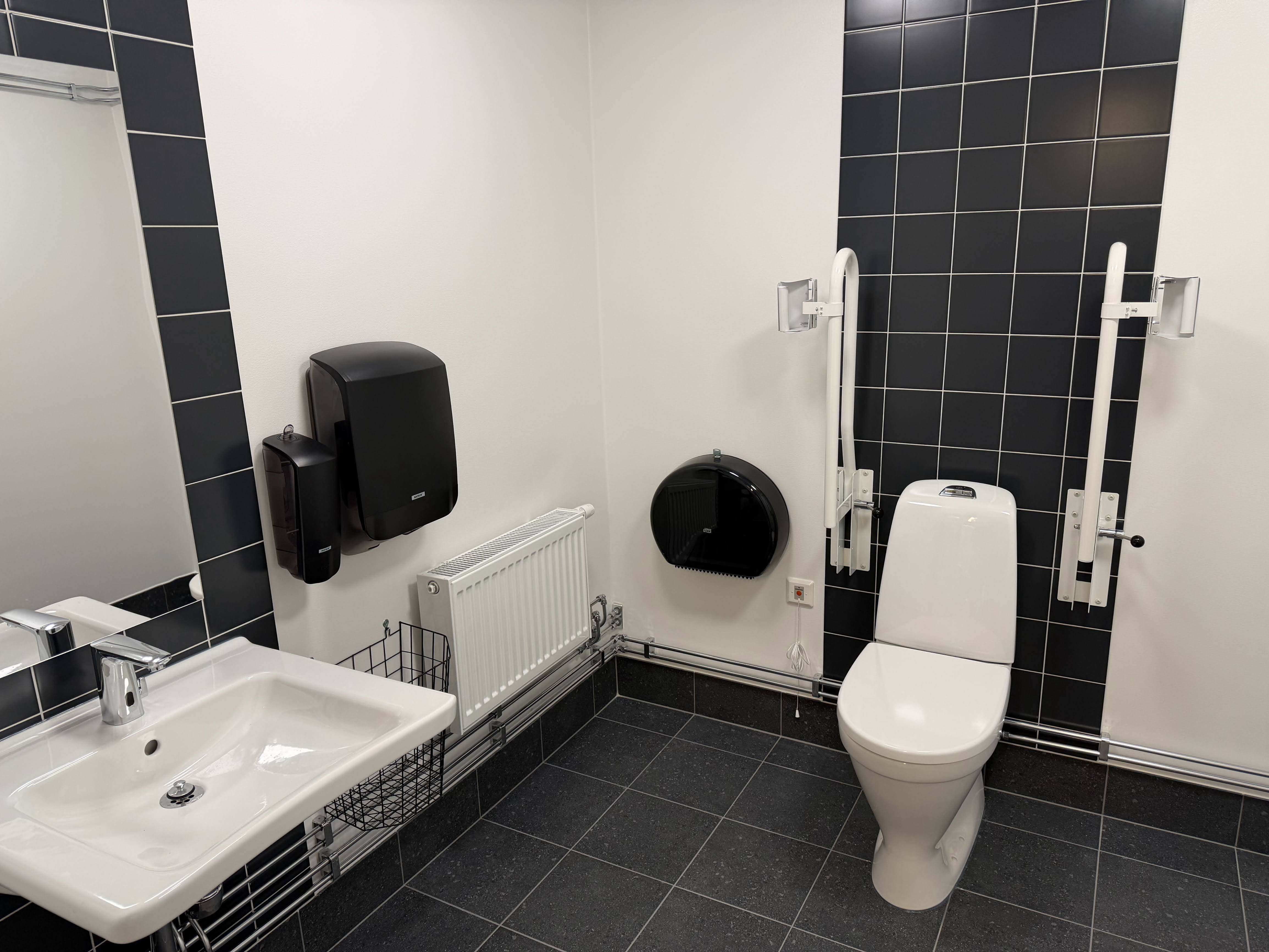 Nyrenoverat toalettutrymme.