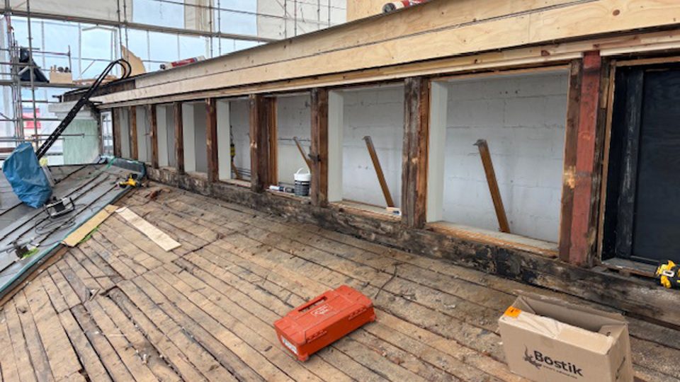 Takrenovering på gammal anrik skola.