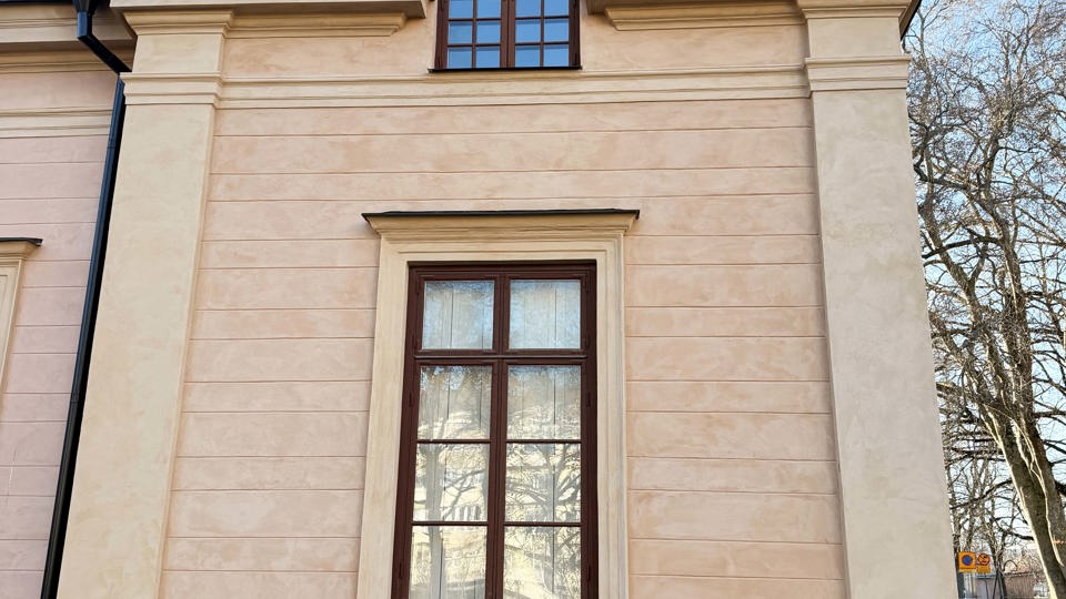 Fasaden på en nyrenoverad, gammal sekelskiftesbyggnad.