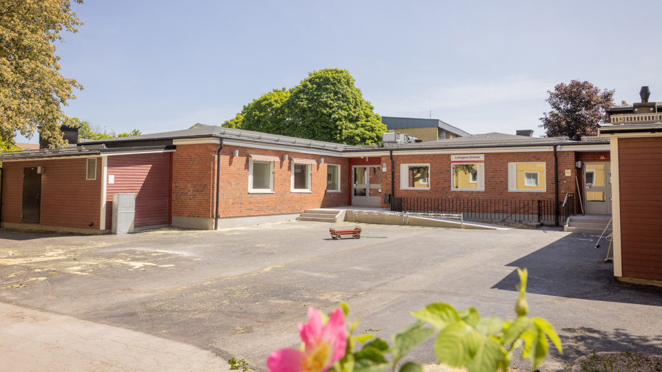 Luthagens Förskola skolgård och byggnad. 