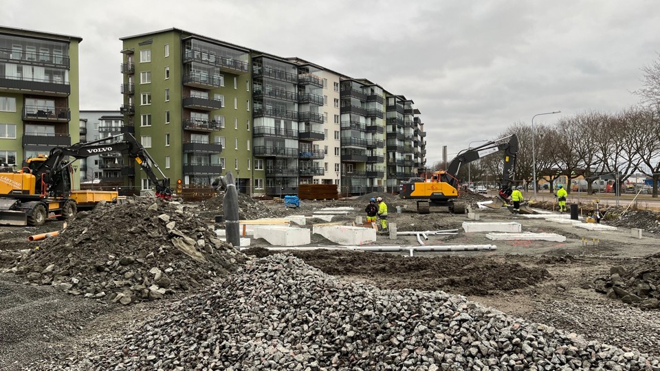 Grävmaskin och grushögar vid byggtomten för Skyttelns förskola