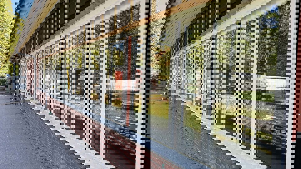 Tegelvägg med nya fönster på en förskola som renoveras.