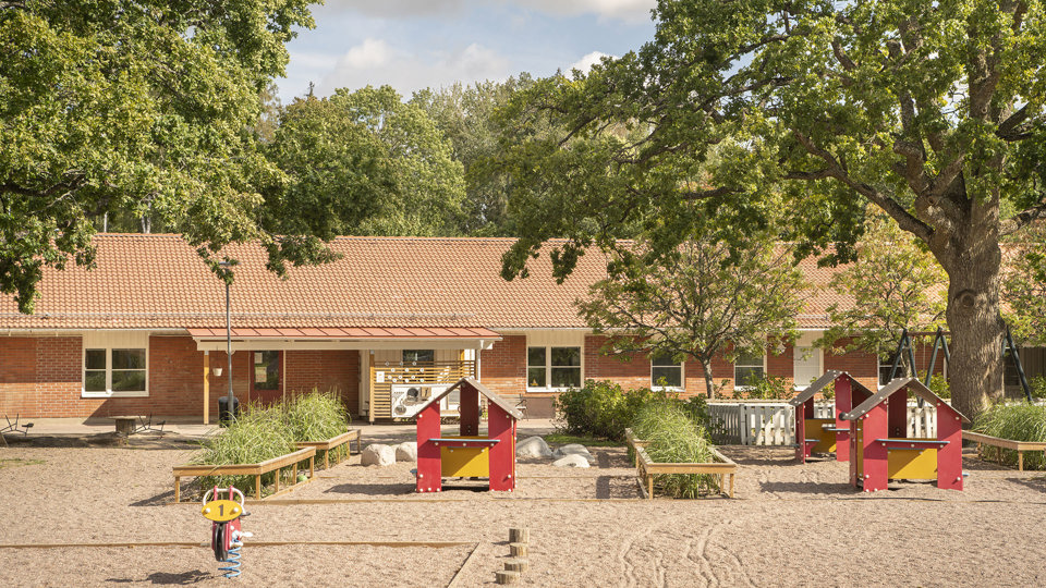 Hagmarkens Förskolas skolgård och byggnad