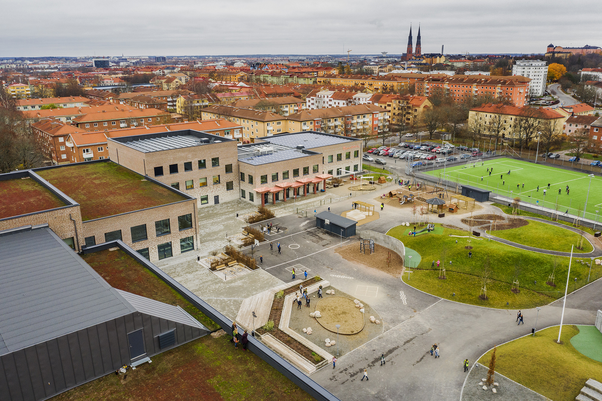 Ovanifrånperspektiv av Tiundaskolan.