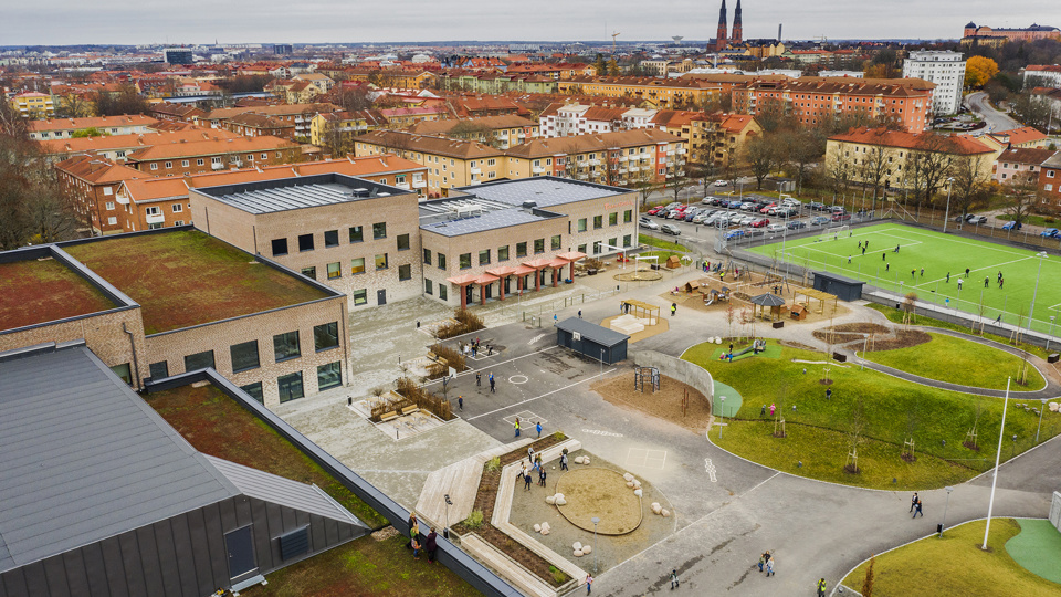 Ovanifrånperspektiv av Tiundaskolan.