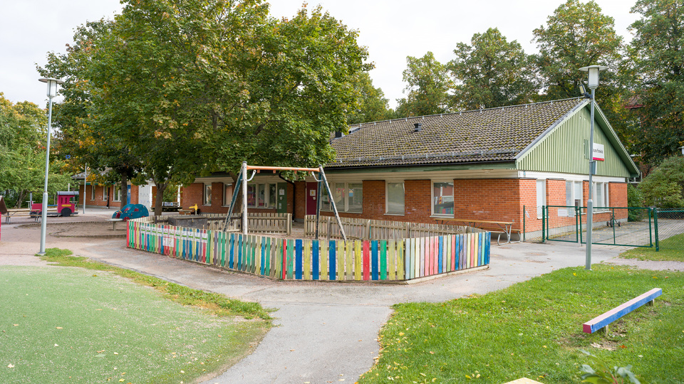 Brunes förskolas skolgård och byggnad 