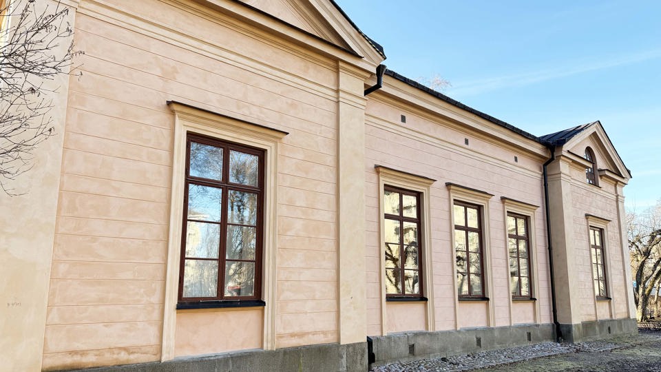 Fasaden på en nyrenoverad, gammal sekelskiftesbyggnad.