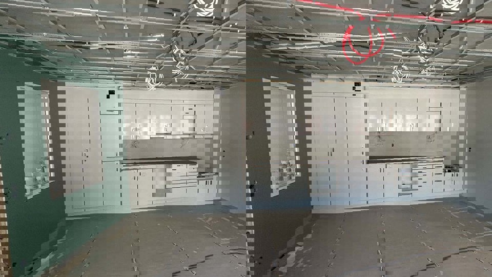 Nya köksskåp i en förskola som renoveras.