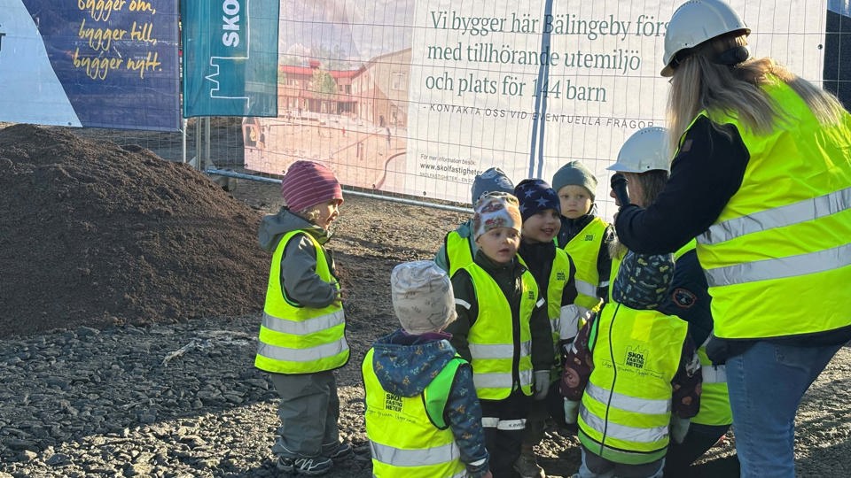 Barn med gula byggvästar på Bälingeby förskola 