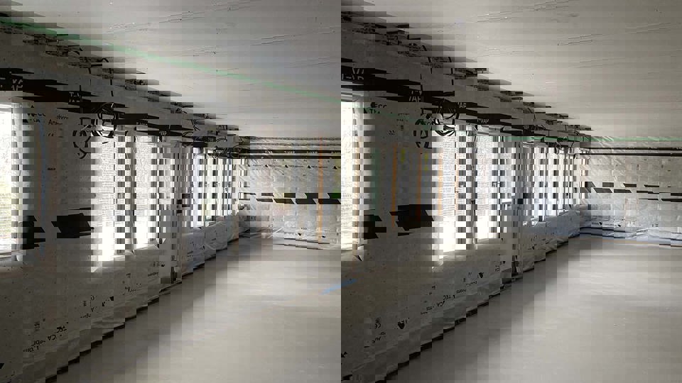 Nya fönster och isolering i en förskola som renoveras.