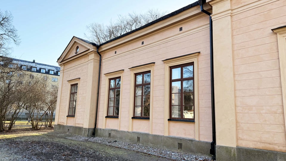 Fasaden på en nyrenoverad, gammal sekelskiftesbyggnad.