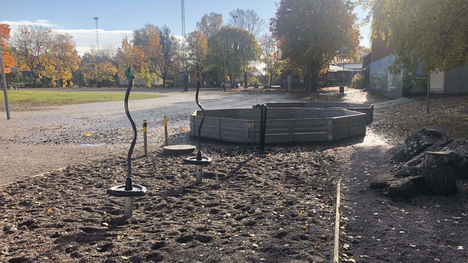 Gamla skolgården med sandlåda på Bälinge skola