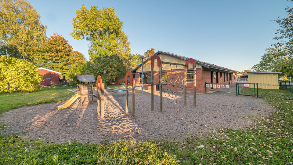 Äventyrets Förskolas skolgård och föreskolebyggnad