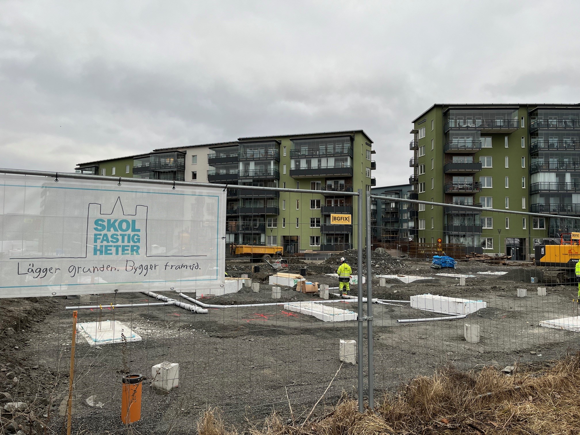 Byggstängsel med vepa vid tomten för Skyttelns förskola 