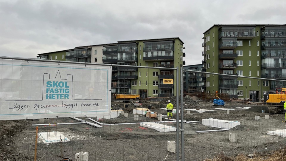 Byggstängsel med vepa vid tomten för Skyttelns förskola 