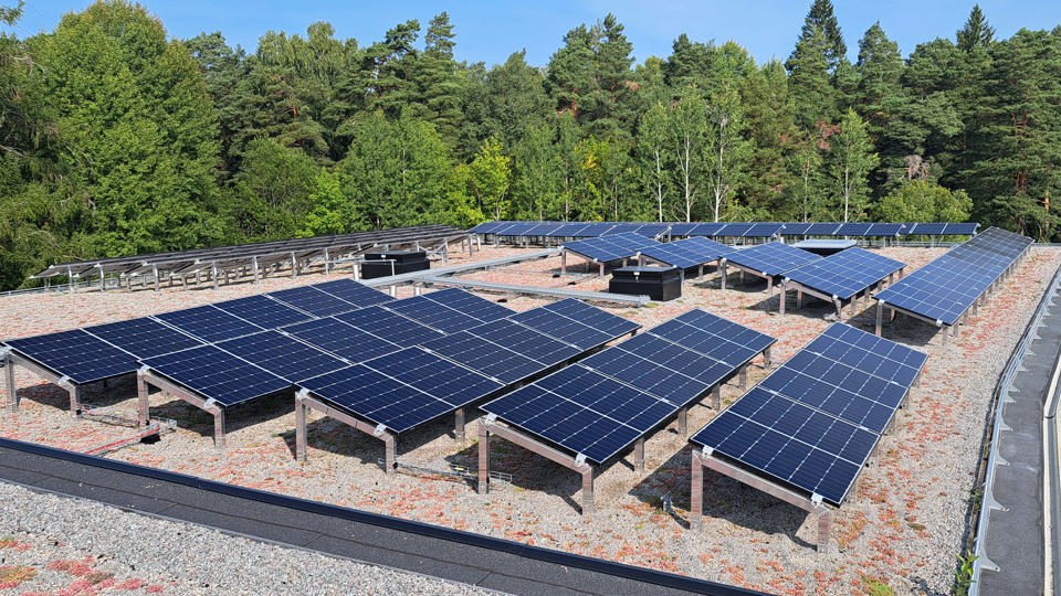 Solceller monterade på sedumtak vid Rosendals skola