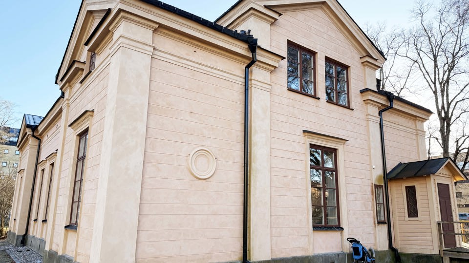 Nyrenoverad sekelskiftesbyggnad.