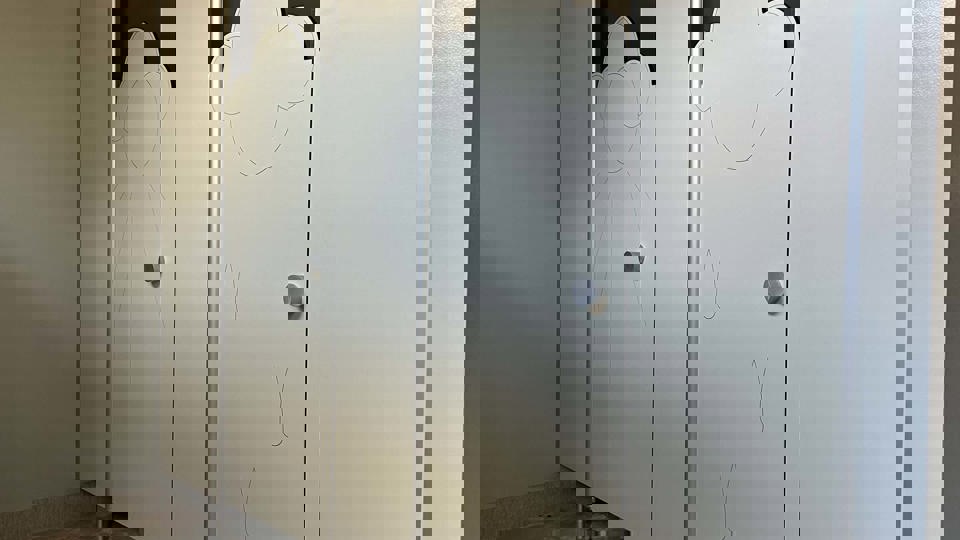 Nya toalettdörrar i förskola som renoveras.