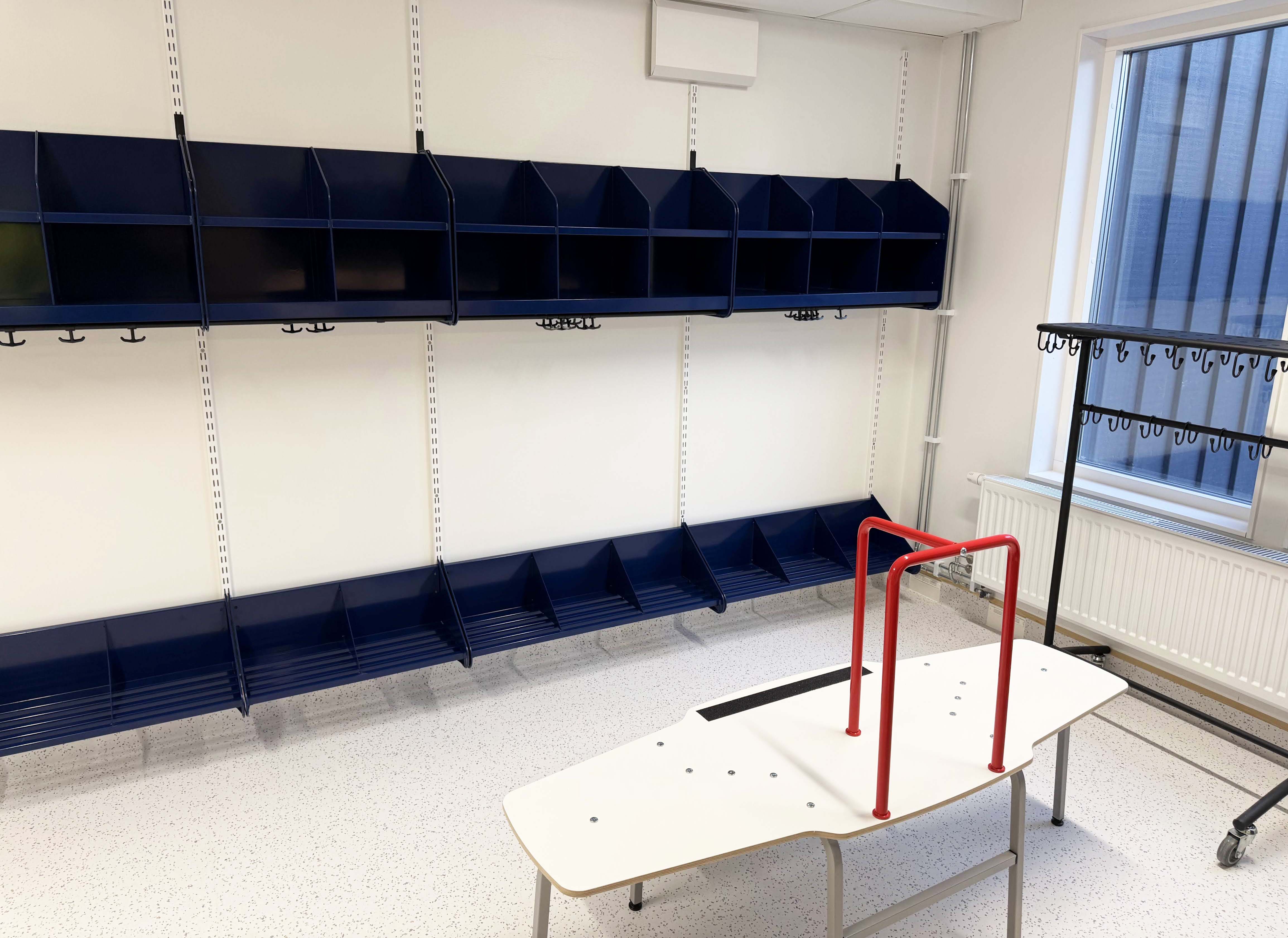 Nyrenoverad kapprum på förskola. 