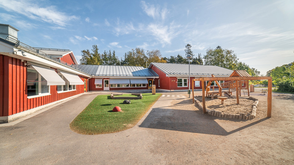 Överblick Ramsjö Förskolas av byggnaden och skolgården. 