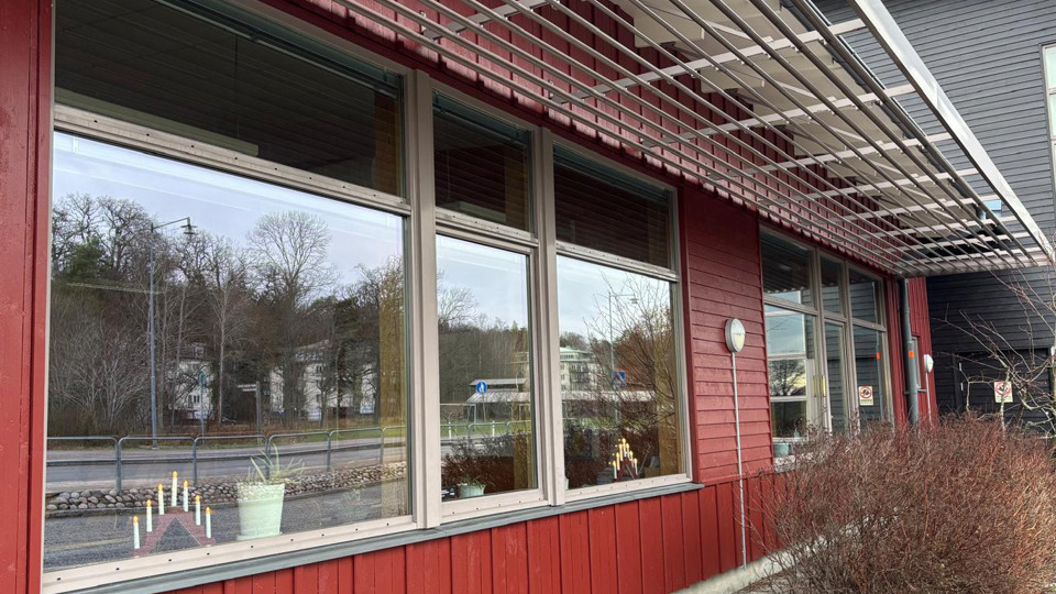 Fönster på en rödmålad skola i trä.
