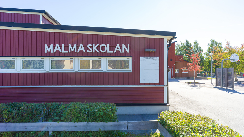 Malmskolans byggnad och skolgård