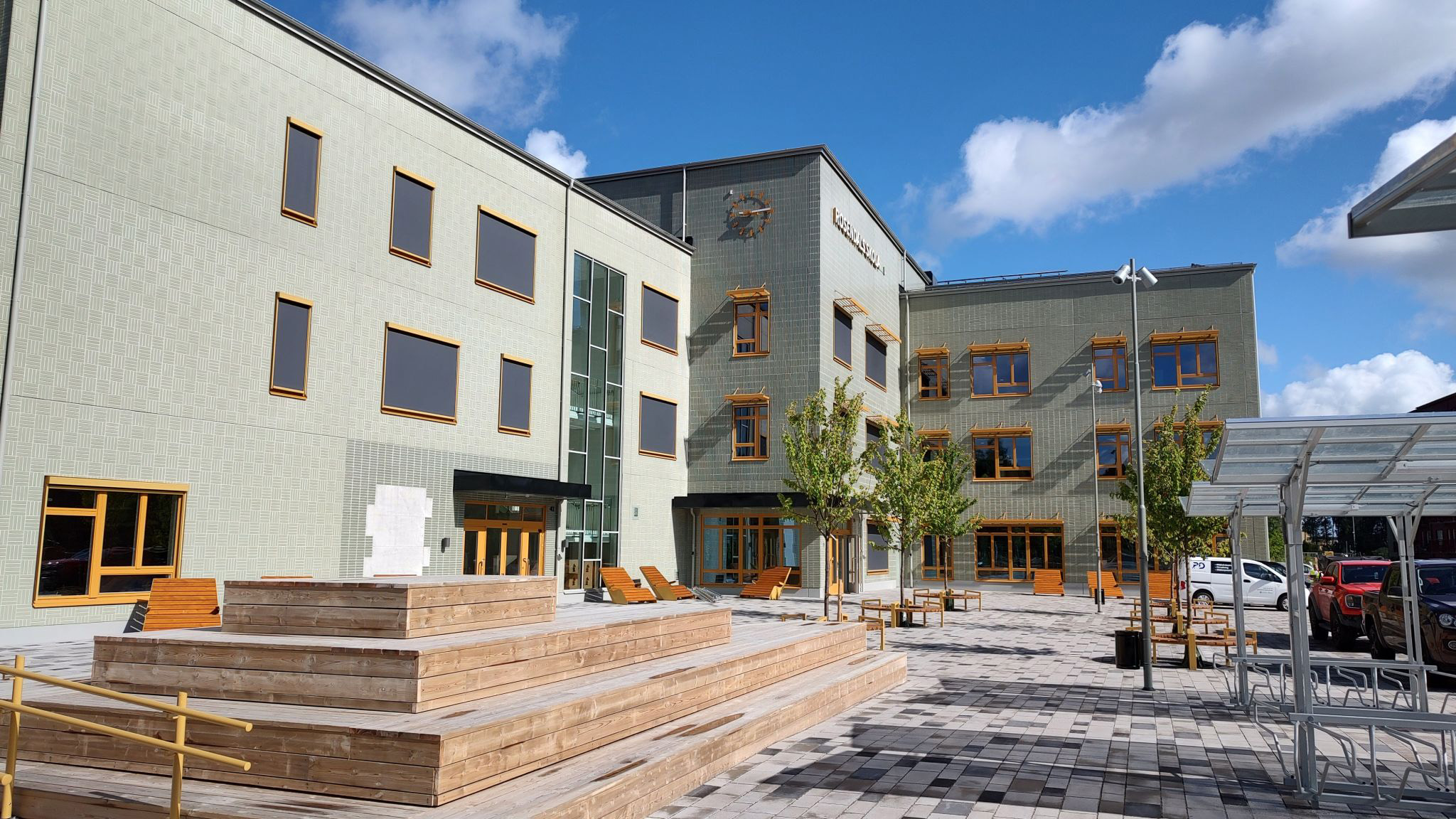 Grön skola med skolgård och cykelställ