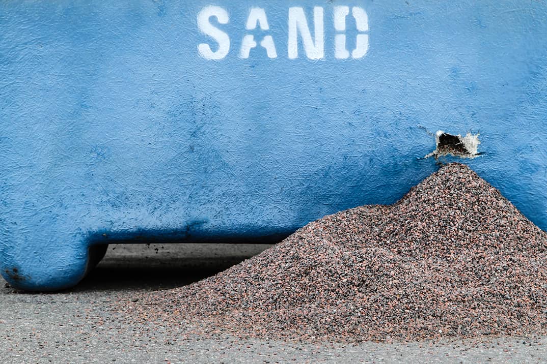Sandhög framför sandningslåda