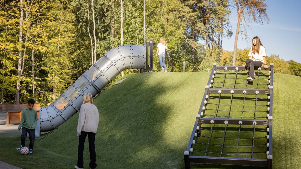 Barn leker på en grön skolgård