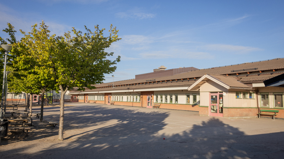 Årsta och Ångelstaskolan skolgård och skolbyggnad