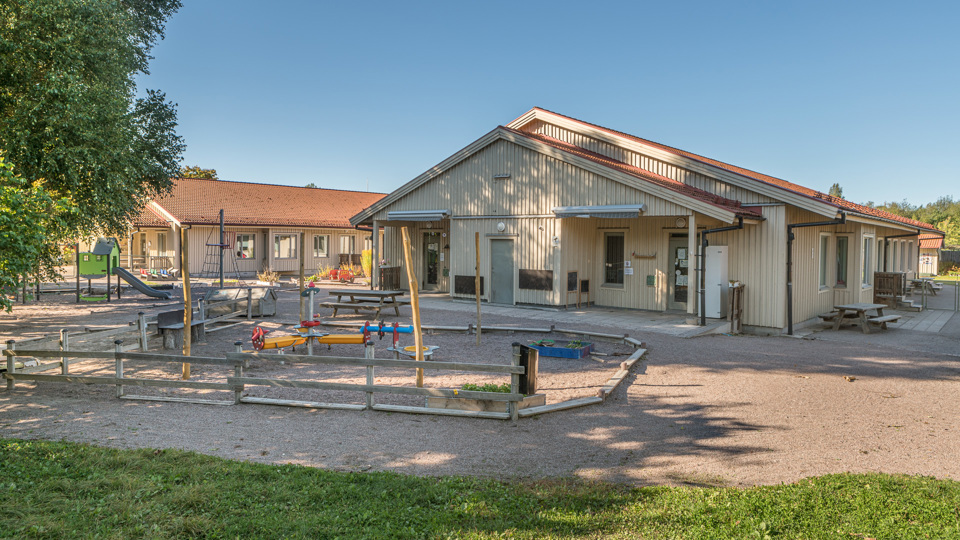 Flogsta Förskolas byggnad och skolgård